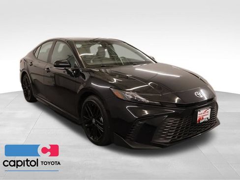 Used 2025 Toyota Camry SE FWD image 1