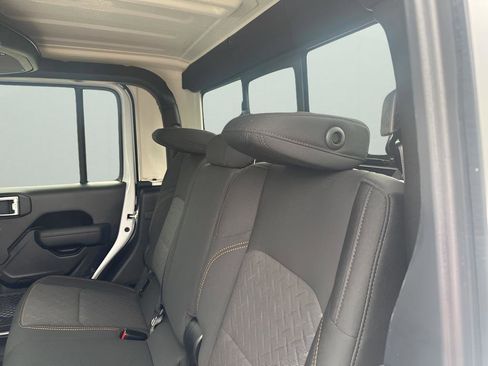 Certified 2024 Jeep Gladiator Mojave image 18