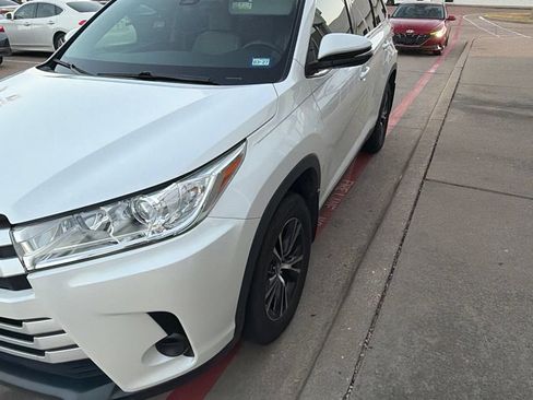 Used 2019 Toyota Highlander LE FWD image 4
