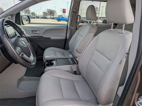 Used 2020 Toyota Sienna XLE Premium image 23