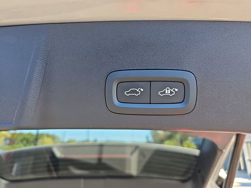 Used 2025 Volvo XC40 B5 Plus image 18