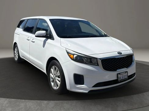 Used 2017 Kia Sedona LX FWD image 4
