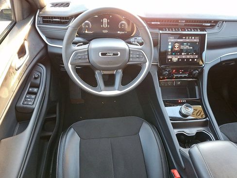 Certified 2024 Jeep Grand Cherokee Altitude image 21