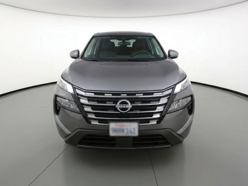 Used 2025 Nissan Rogue SV image 2