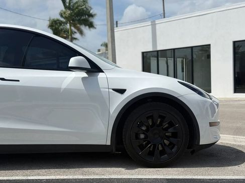 Used 2022 Tesla Model Y Long Range image 9