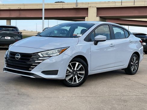Used 2025 Nissan Versa SV image 2