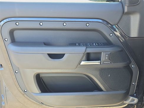 New 2026 Land Rover Defender 130 X-Dynamic SE image 28