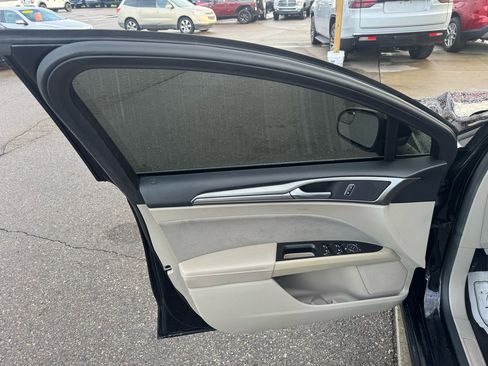 Used 2017 Ford Fusion SE w/ Fusion SE Technology Package image 14