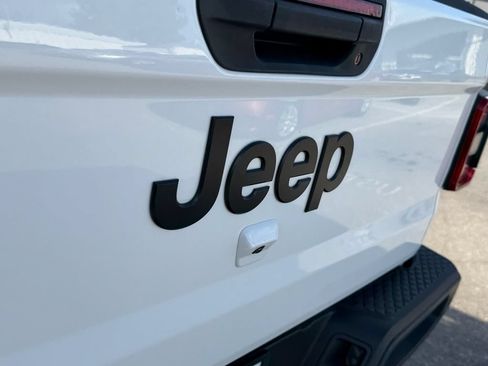 Used 2024 Jeep Gladiator Sport AWD/4WD image 15