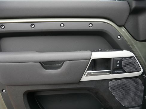 Used 2020 Land Rover Defender 110 SE image 13