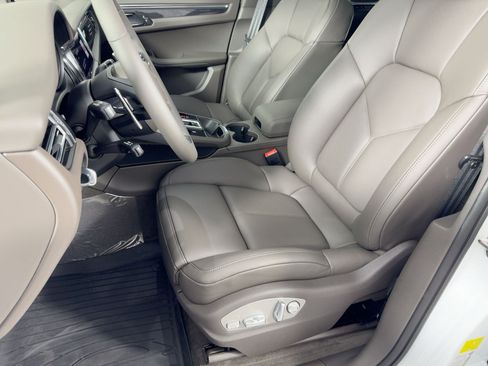 Certified 2026 Porsche Macan AWD/4WD image 5