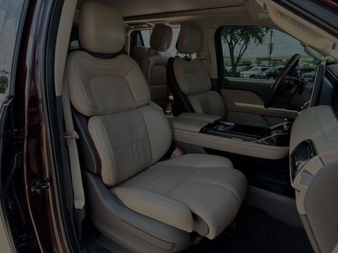 Used 2024 Lincoln Navigator Premiere AWD/4WD image 24