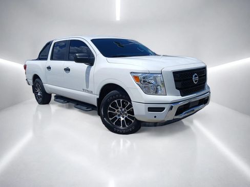 Used 2022 Nissan Titan SV w/ SV Convenience Package RWD image 2