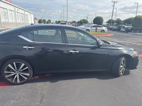 Used 2020 Nissan Altima 2.0 Platinum FWD image 3