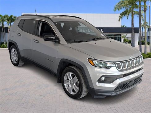 Used 2022 Jeep Compass Latitude image 2