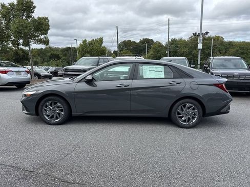 Used 2025 Hyundai Elantra Blue image 4