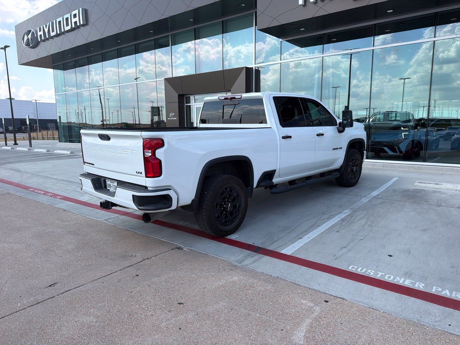 Used 2022 Chevrolet Silverado 2500 LTZ w/ LTZ Plus Package AWD/4WD image 5