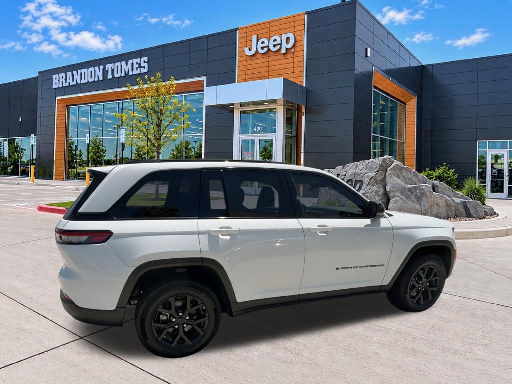 Used 2025 Jeep Grand Cherokee Altitude RWD image 8