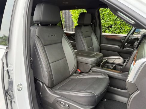 Used 2025 GMC Yukon XL Denali RWD image 37