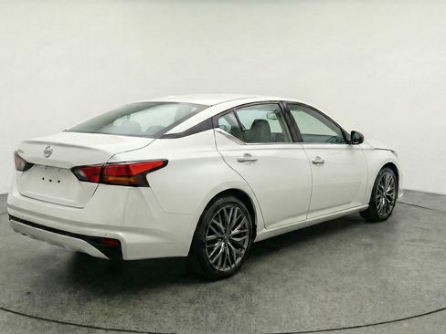 Used 2025 Nissan Altima 2.5 SV image 9