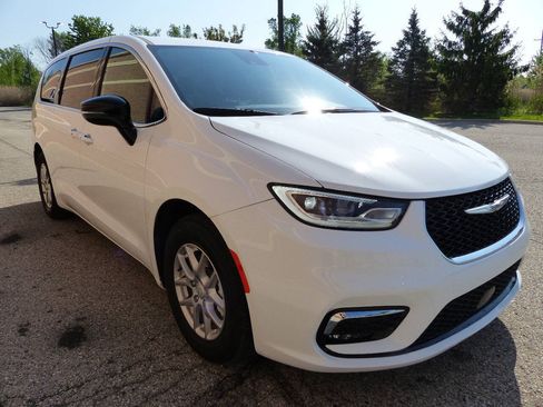Used 2026 Chrysler Pacifica Select FWD image 12