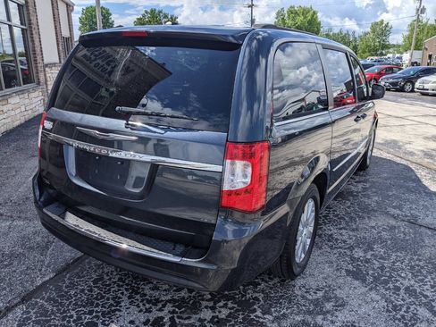 Used 2014 Chrysler Town & Country Touring FWD image 3