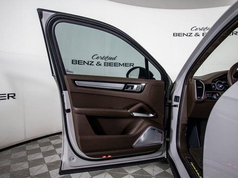 Used 2022 Porsche Cayenne Turbo S image 19