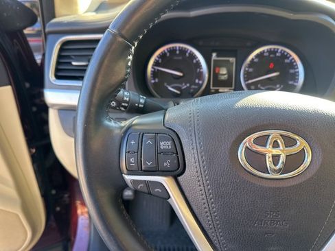 Used 2018 Toyota Highlander SE image 17
