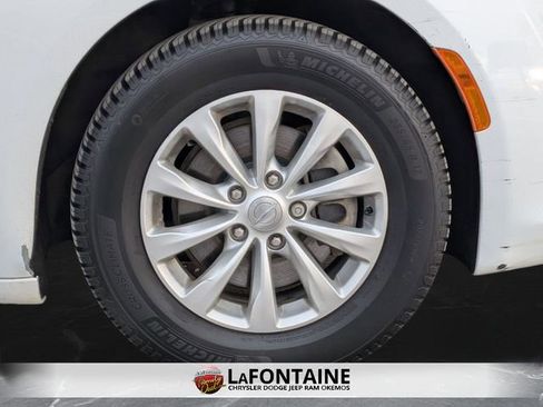 Certified 2018 Chrysler Pacifica Touring-L Plus image 32