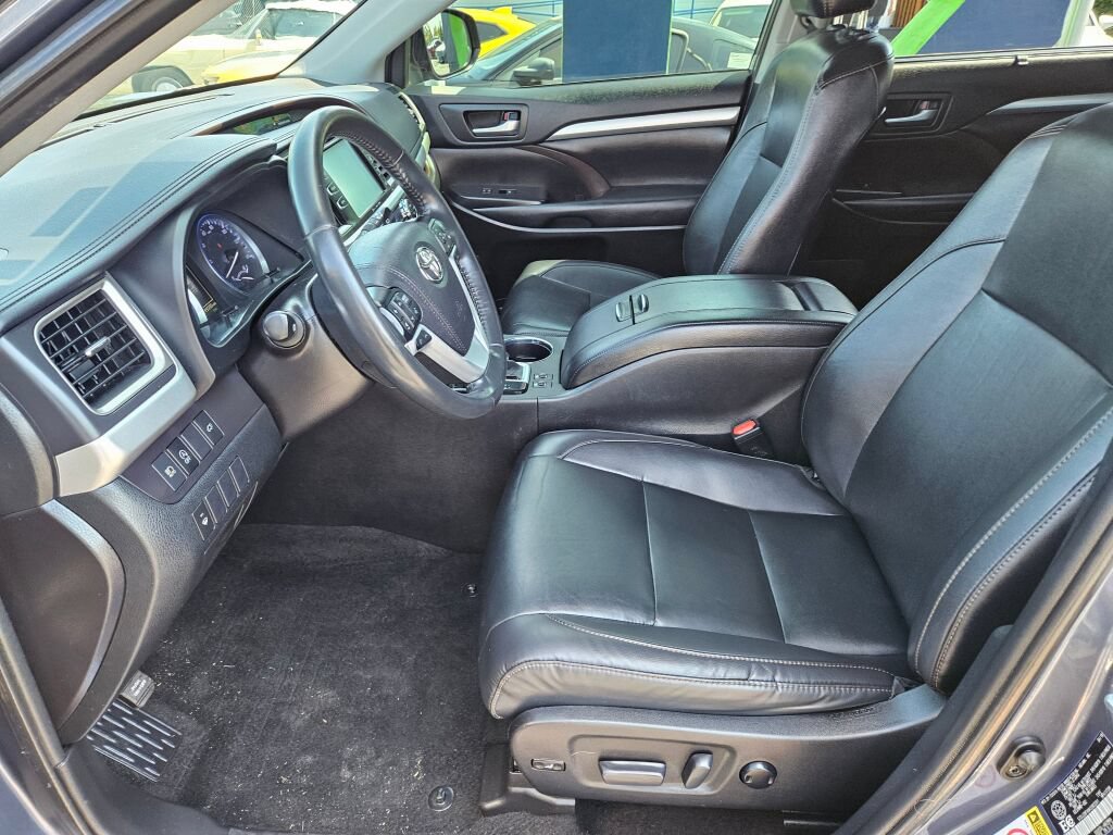 Used 2019 Toyota Highlander XLE AWD/4WD image 17