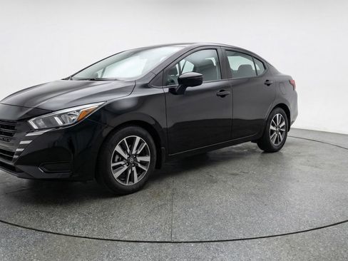Used 2025 Nissan Versa SV image 3