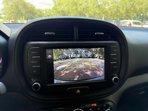 Used 2025 Kia Soul LX w/ LX Technology Package FWD image 18