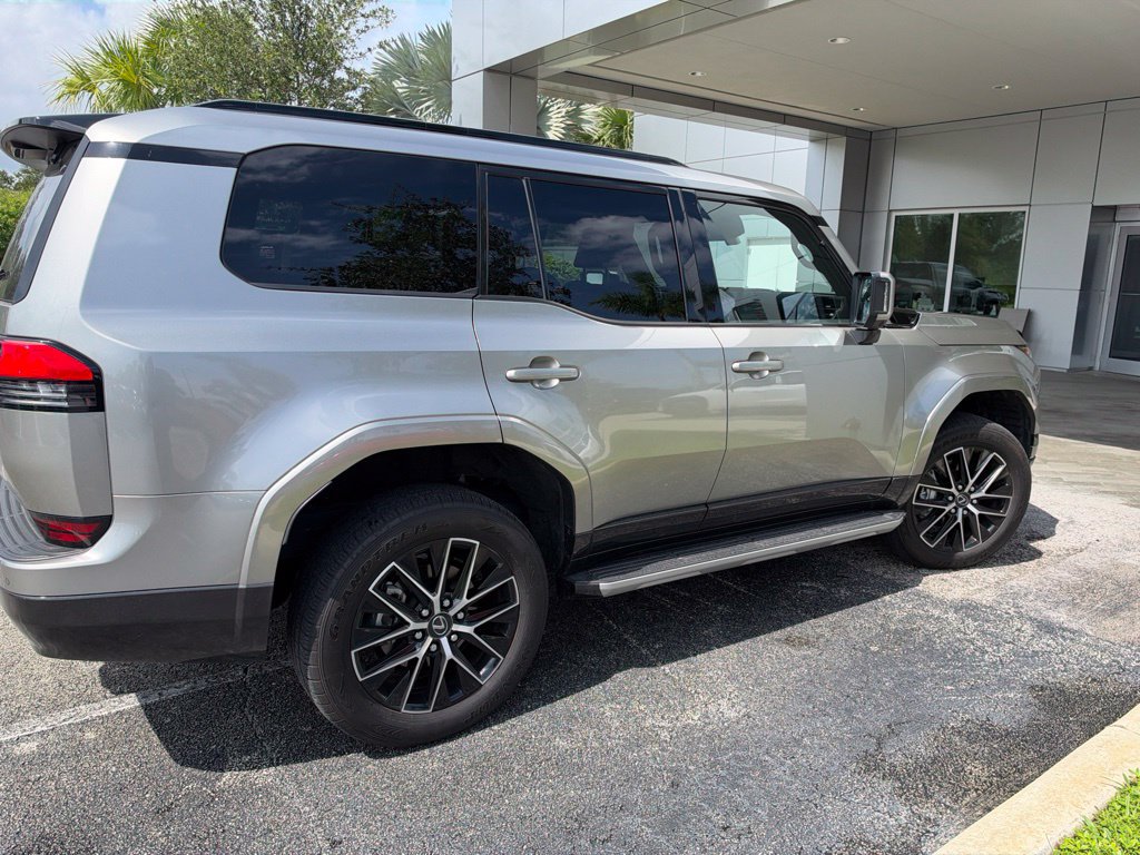 Used 2024 Lexus GX 550 w/ Cold Area Package AWD/4WD image 3