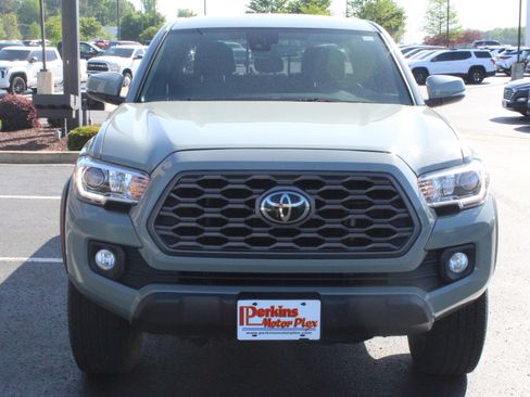 Used 2022 Toyota Tacoma TRD Off-Road AWD/4WD image 3