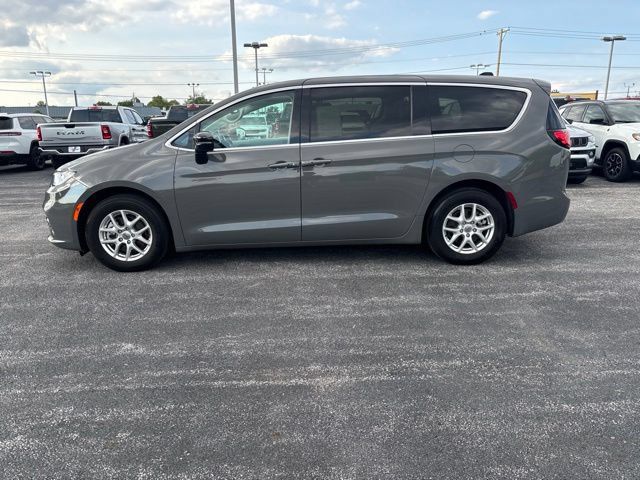 Used 2024 Chrysler Pacifica Touring-L FWD image 4