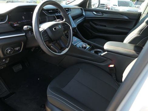 Used 2025 Jeep Grand Cherokee Laredo image 9