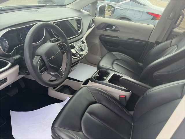 Used 2023 Chrysler Pacifica Touring-L FWD image 17