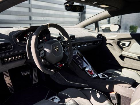 Used 2024 Lamborghini Huracan Sterrato image 2