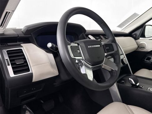 Used 2024 Land Rover Discovery S image 4