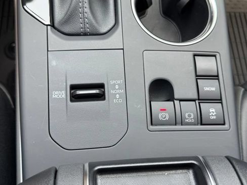 Used 2025 Toyota Highlander XLE FWD image 24