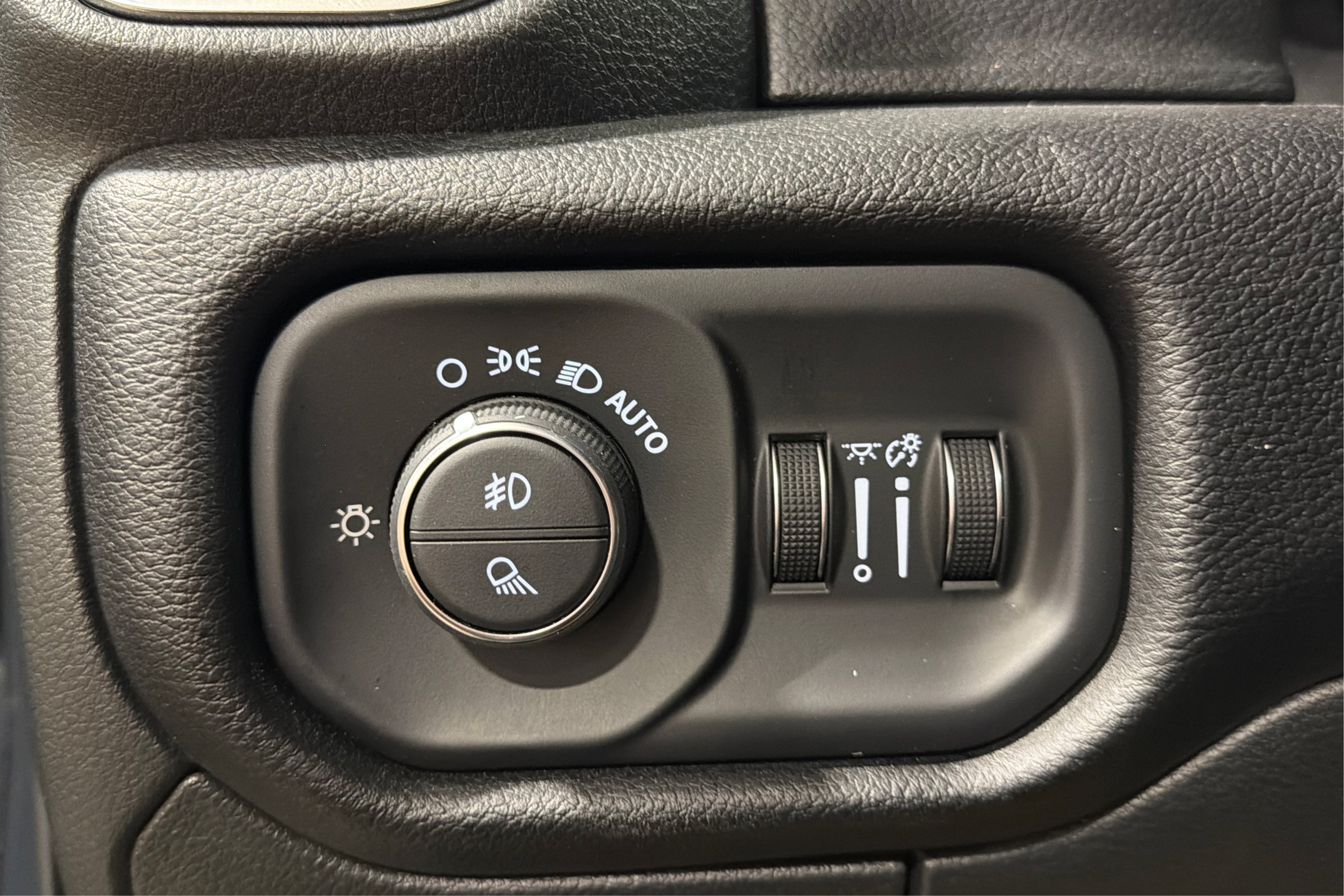 Used 2026 RAM 1500 Laramie AWD/4WD image 21