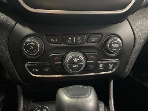 Used 2019 Jeep Cherokee Trailhawk image 20