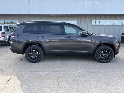 New 2025 Jeep Grand Cherokee L Limited w/ Trailer Tow Package image 2