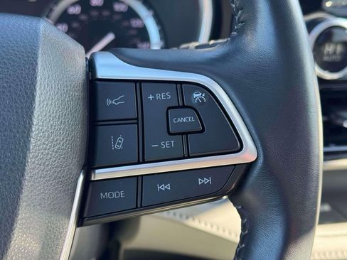 Used 2022 Toyota Highlander XLE image 23