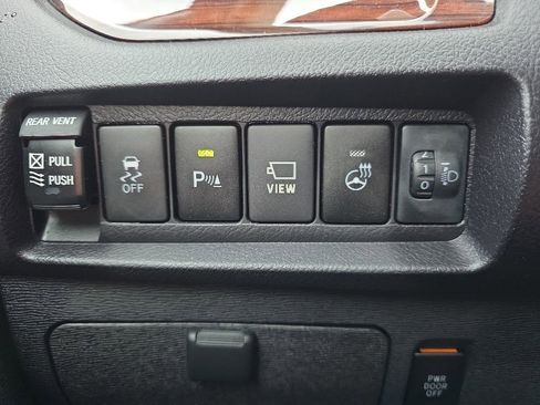 Used 2020 Toyota Sienna Limited Premium FWD image 9