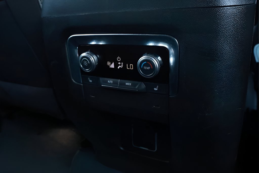 Used 2025 GMC Yukon XL Denali AWD/4WD image 33