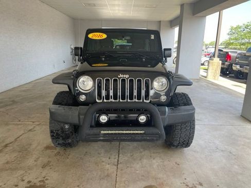 Used 2016 Jeep Wrangler Unlimited Sahara w/ Connectivity Group AWD/4WD image 6