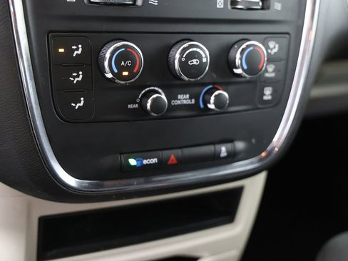Used 2016 Dodge Grand Caravan SE image 16