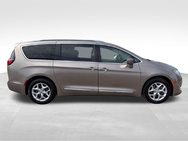Used 2018 Chrysler Pacifica Touring-L Plus FWD image 8
