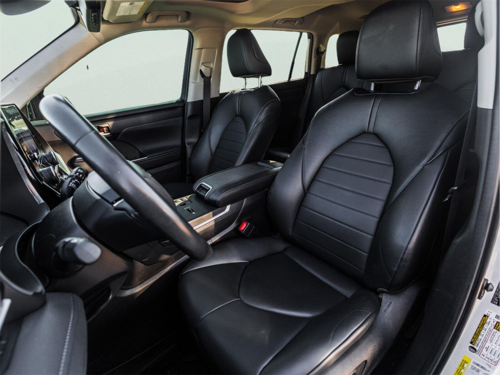 Used 2023 Toyota Highlander XLE FWD image 14